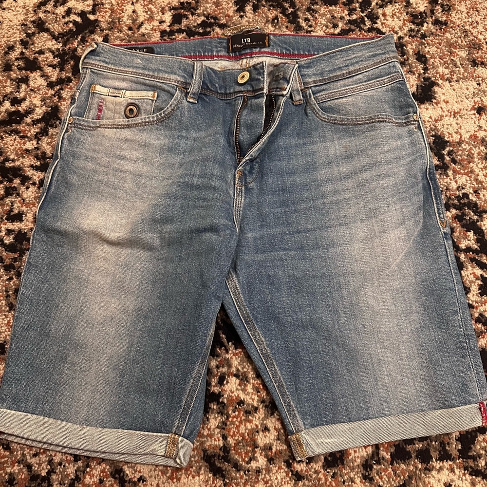 Men Jean shorts size 30-32 
Worn on 5”8